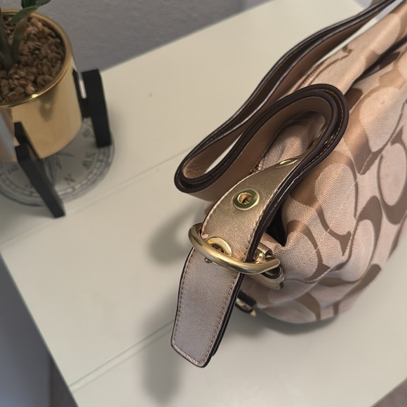 Small authen Coach purse. Cream and gold, leather straps. Gently used - Picture 3 of 9